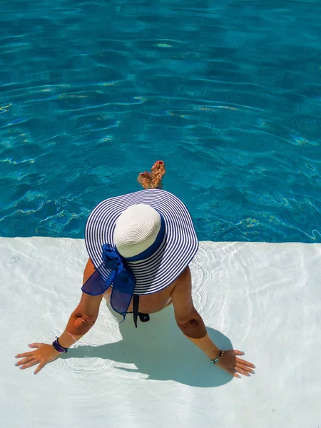 Mulher em resort spa de luxo perto da piscina . — Fotografia de Stock