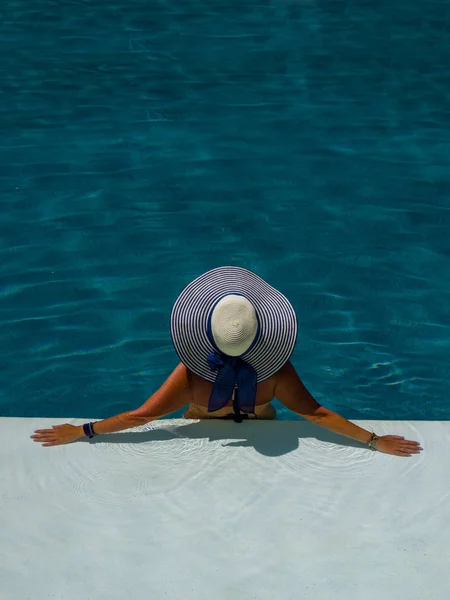 Donna in resort termale di lusso vicino alla piscina . — Foto Stock