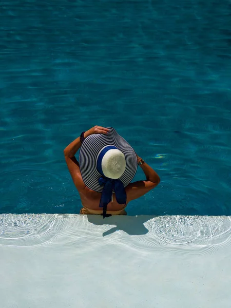 在游泳池附近的豪华温泉胜地的女人. — 图库照片