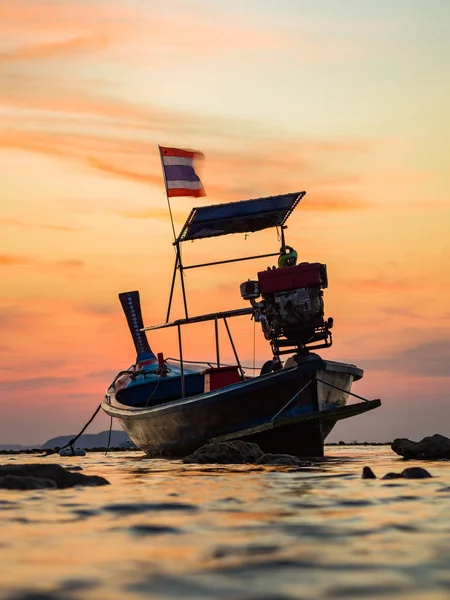 Barco de cauda longa ao pôr do sol na Tailândia — Fotografia de Stock