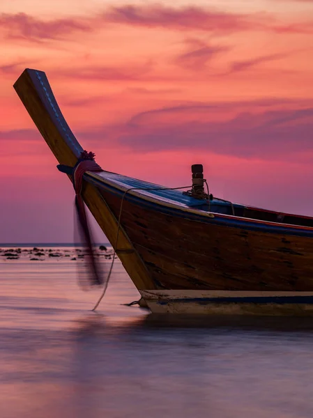 Dlouhý ocas lodi při západu slunce v Thajsku — Stock fotografie