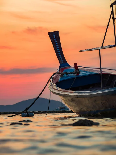 Gün batımında uzun kuyruk tekne-Tayland