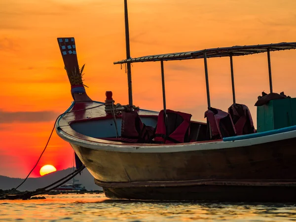 Bateau à queue longue au coucher du soleil en Thaïlande — Photo