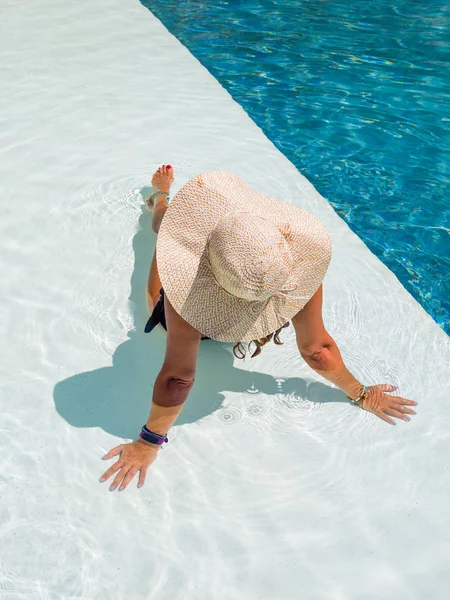 Frau in Luxus-Wellness-Resort in der Nähe des Schwimmbades. — Stockfoto