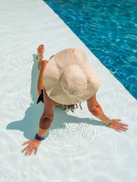 Vrouw in luxe kuuroord vlakbij het zwembad. — Stockfoto