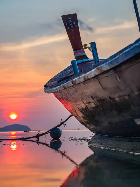 Dlouhý ocas lodi při západu slunce v Thajsku — Stock fotografie