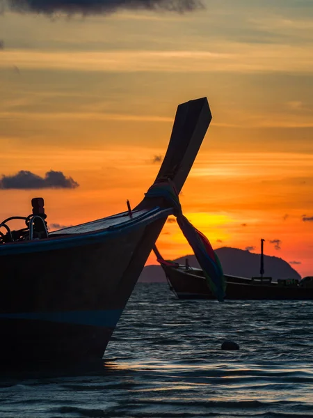 Gün batımında uzun kuyruk tekne-Tayland