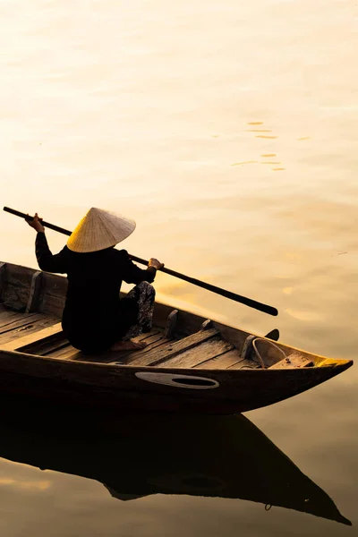 Femme vietnamienne en chapeau de bambou traditionnel aviron — Photo