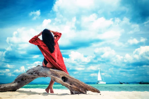 Žena si užívá dovolenou na transatu na tropické pláži — Stock fotografie