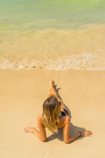 Vrouw rustend aan het tropische Thailand Railay strand — Stockfoto