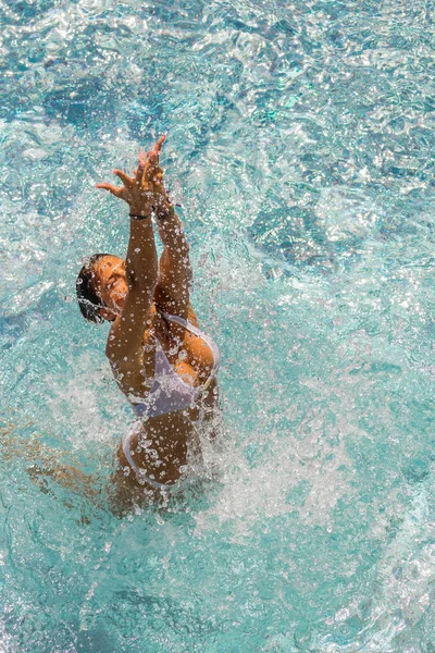 Donna in resort termale di lusso vicino alla piscina . — Foto Stock