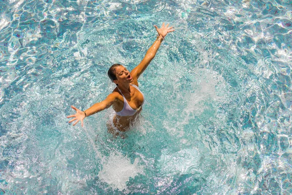 Vrouw in luxe kuuroord vlakbij het zwembad. — Stockfoto