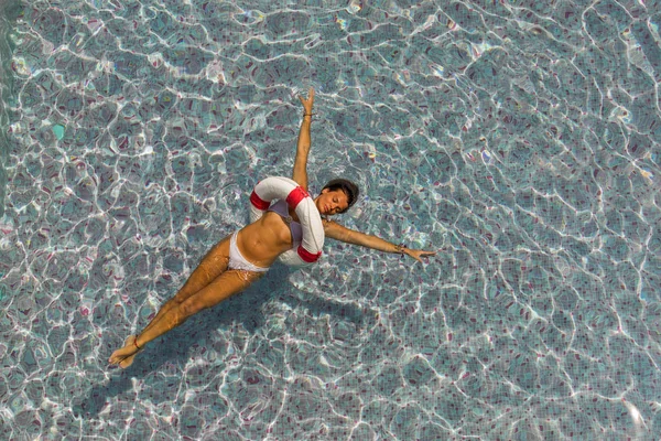 Kvinna i lyx spa resort nära poolen. — Stockfoto