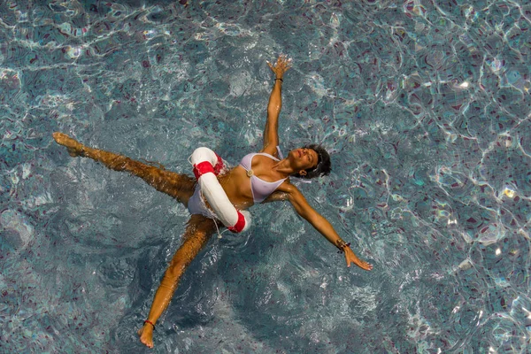 Femme dans une station thermale de luxe près de la piscine . — Photo