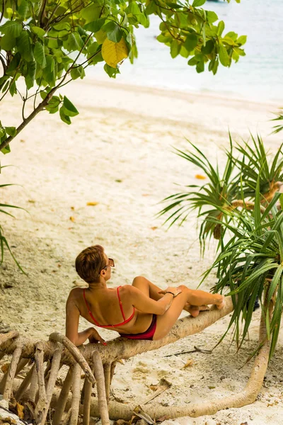 Kvinna njuter av sin semester på den tropiska stranden — Stockfoto