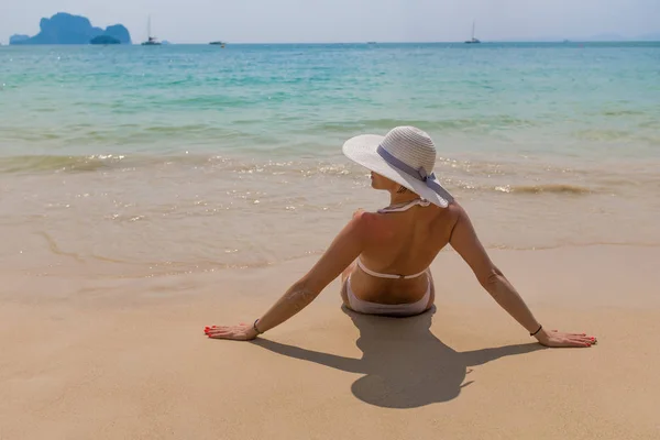 在热带海滩度假的女人 — 图库照片