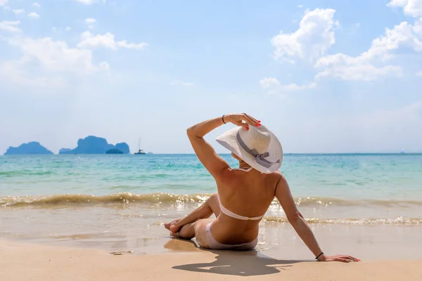 Mujer disfrutando de sus vacaciones en la playa tropical — Foto de Stock