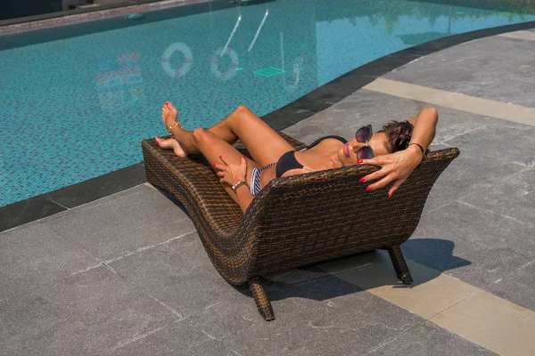 Vrouw in luxe kuuroord vlakbij het zwembad. — Stockfoto