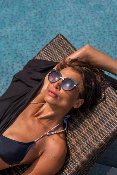 Frau in Luxus-Wellness-Resort in der Nähe des Schwimmbades. — Stockfoto