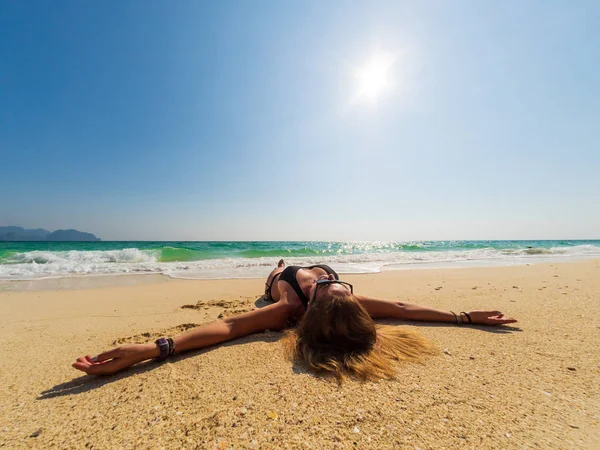 Женщина наслаждается отдыхом на тропическом пляже — стоковое фото