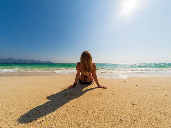 Mulher desfrutando de suas férias na praia tropical — Fotografia de Stock