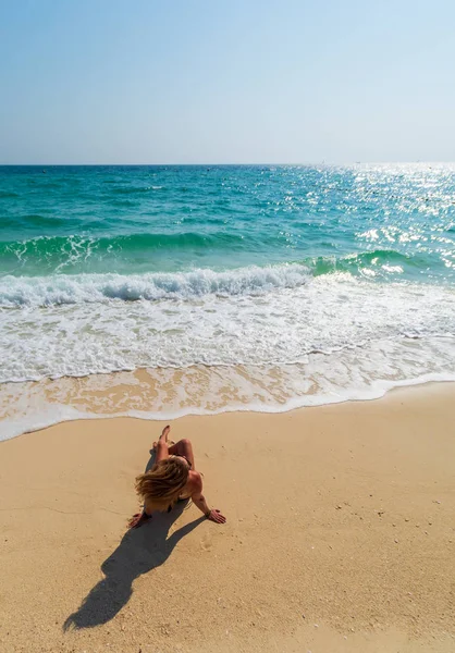 Mujer disfrutando de sus vacaciones en la playa tropical — Foto de Stock