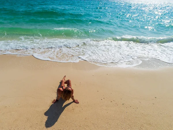 Mujer disfrutando de sus vacaciones en la playa tropical —  Fotos de Stock