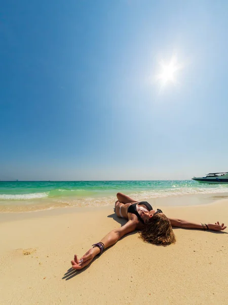 Γυναίκα απολαμβάνει τις διακοπές της στην τροπική παραλία — Φωτογραφία Αρχείου