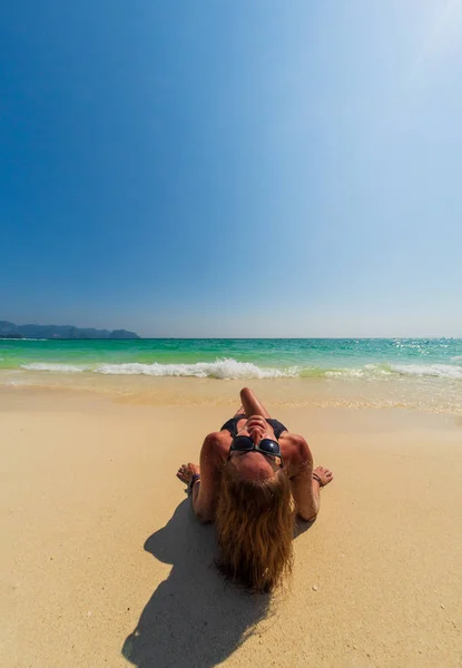 Γυναίκα απολαμβάνει τις διακοπές της στην τροπική παραλία — Φωτογραφία Αρχείου