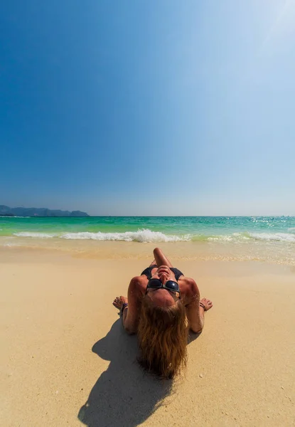 Mujer disfrutando de sus vacaciones en la playa tropical —  Fotos de Stock