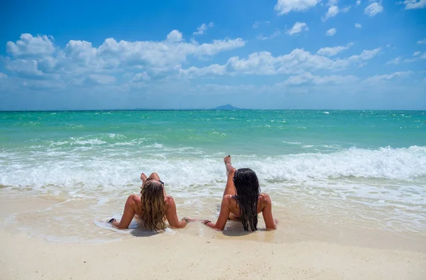 Duas mulheres desfrutando suas férias em um transat — Fotografia de Stock