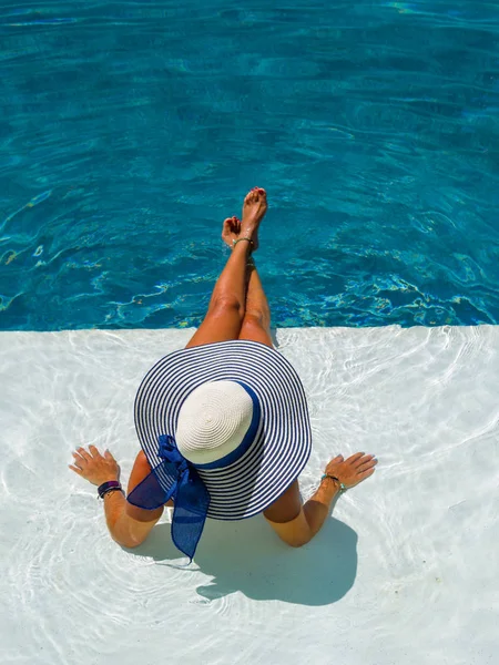 Frau in Luxus-Wellness-Resort in der Nähe des Schwimmbades. — Stockfoto