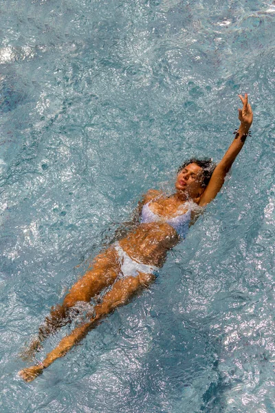 Donna in resort termale di lusso vicino alla piscina . — Foto Stock