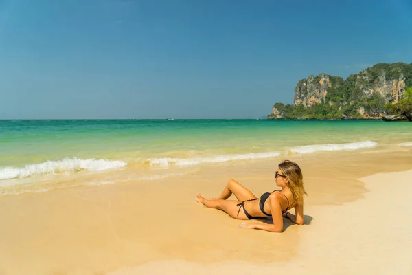 Kvinna vilar vid den tropiska Thailand Railay stranden — Stockfoto