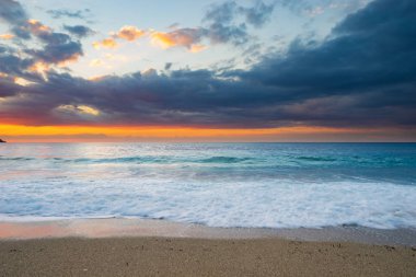 Lefkas sahilinde gün batımı 