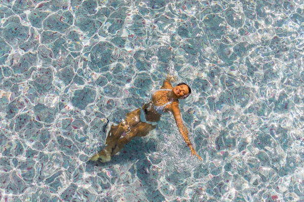 Donna in resort termale di lusso vicino alla piscina . — Foto Stock