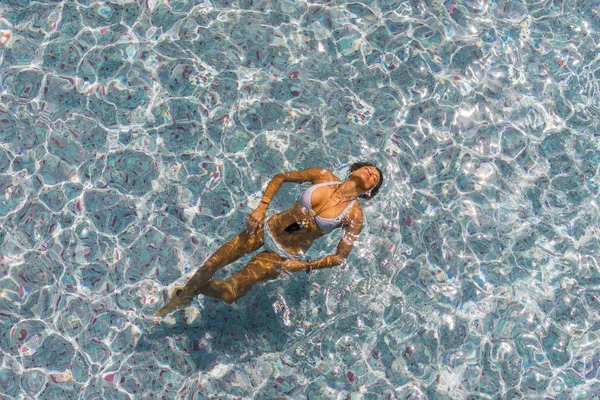 Kvinna i lyx spa resort nära poolen. — Stockfoto