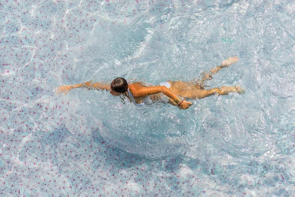 Mujer en balneario de lujo cerca de la piscina . —  Fotos de Stock