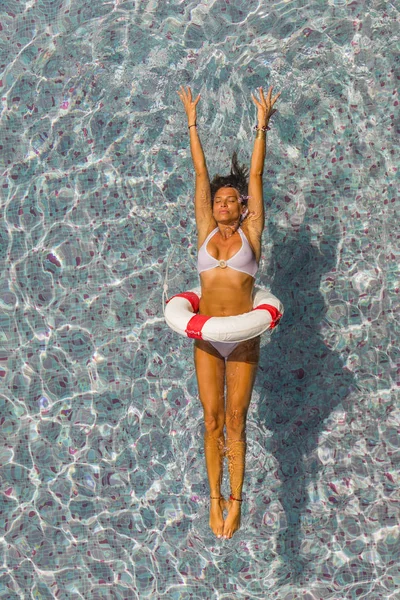 Mulher em resort spa de luxo perto da piscina . — Fotografia de Stock