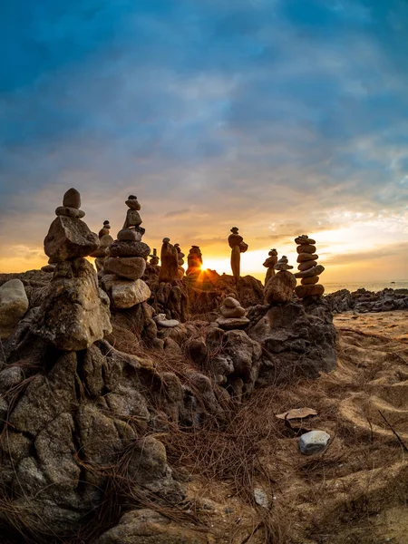 Zen staplade stenar på stranden — Stockfoto