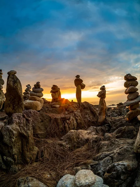 Zen skládané kameny na pláži — Stock fotografie