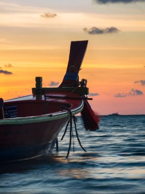 Gün batımında uzun kuyruk tekne-Tayland