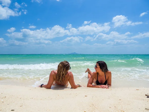 Zwei Frauen genießen ihren Urlaub auf einer Transat — Stockfoto