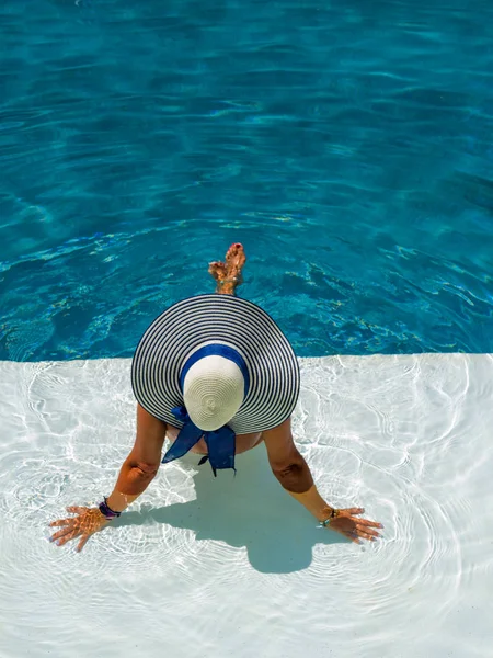 Donna in resort termale di lusso vicino alla piscina . — Foto Stock