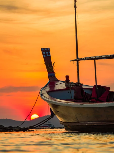 Długi ogon łodzi o zachodzie słońca w Tajlandii — Zdjęcie stockowe