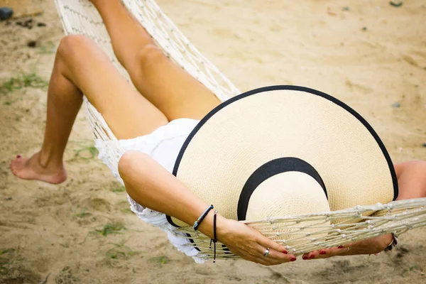 Femme sur un hamac à la plage — Photo