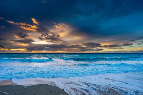 Lefkas sahilinde gün batımı — Stok fotoğraf