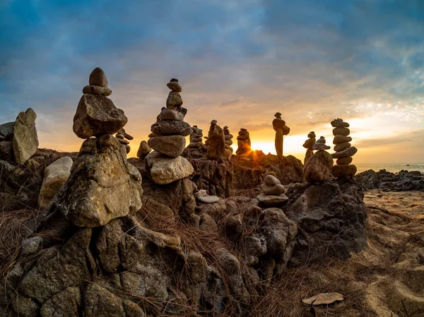 Zen skládané kameny na pláži — Stock fotografie