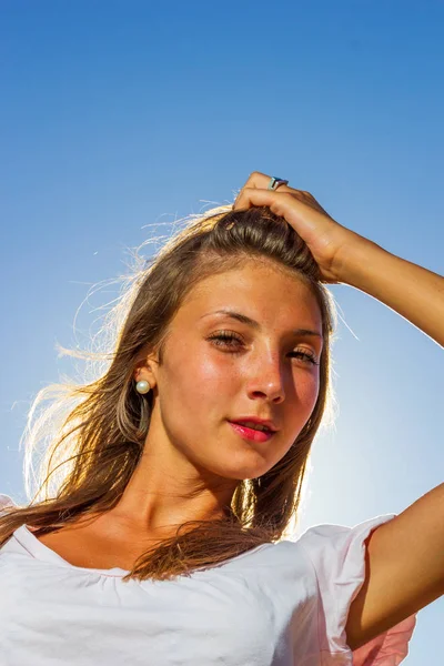 Frau genießt ihren Urlaub am Strand — Stockfoto