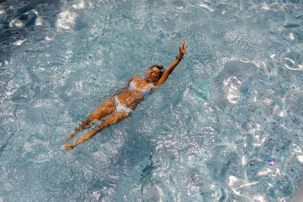 Женщина в роскошном спа-курорте возле бассейна . — стоковое фото